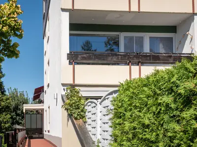 Außenansicht auf den Balkon der Wohnung und Eingang zur Unterkunft