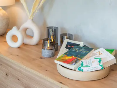 Wohnzimmer mit vielen kleinen  Einrichtunsgdetails und Büchern, sowie Spielen