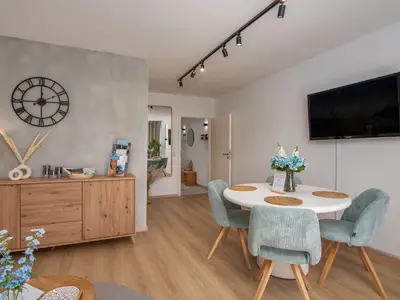 Wohnzimmer im freundlichen Einrichtungsstil mit Smart-TV