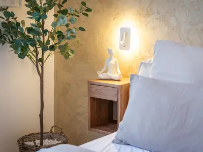 Das Schlafzimmer wurde im Boho-Stil eingerichtet und sorgt mit kleinen Details für eine Wohlfühlatmosphäre