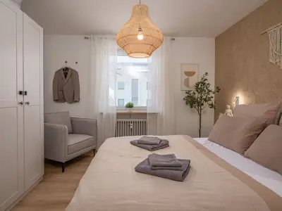 Im Schlafzimmer erwartet euch ein großer Kleiderschrank mit viel Platz