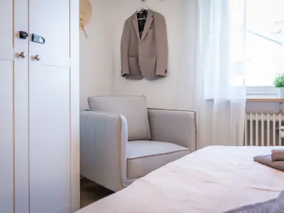 Im Kleiderschrank verstaut ihr gemütlich eure Sachen