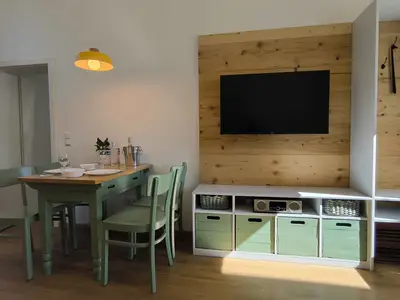 Esstisch und TV-Board / Garderobe