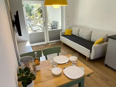 Wohn- und Essbereich mit ausziehbaren Schlafsofa