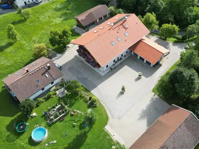 Gesamtansicht mit Garten