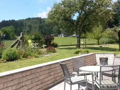Garten mit Terrasse Ferienwohnung Zäch