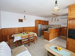 18323996-Ferienwohnung-7-Prigradica-300x225-3