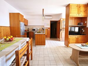 18323996-Ferienwohnung-7-Prigradica-300x225-4