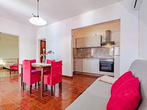 18693152-Ferienwohnung-4-Prigradica-300x225-3