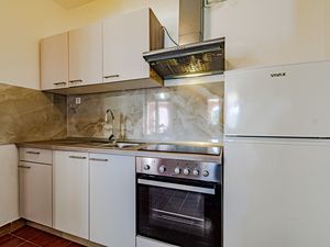 18693152-Ferienwohnung-4-Prigradica-300x225-4