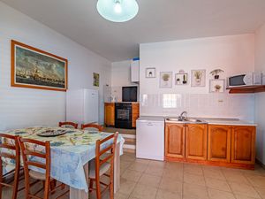 18321457-Ferienwohnung-4-Prigradica-300x225-5