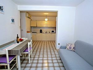 18323937-Ferienwohnung-3-Prigradica-300x225-2