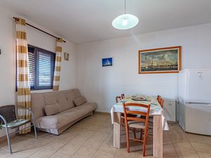 18321457-Ferienwohnung-4-Prigradica-300x225-2