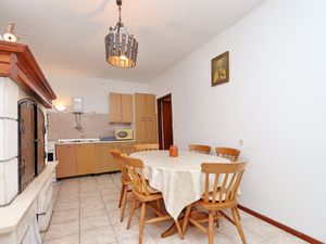 18510821-Ferienwohnung-5-Prigradica-300x225-5