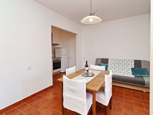 18693152-Ferienwohnung-4-Prigradica-300x225-2