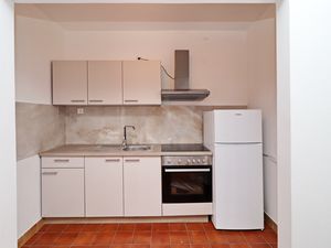 18693152-Ferienwohnung-4-Prigradica-300x225-4