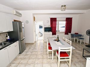 18698937-Ferienwohnung-8-Prigradica-300x225-2