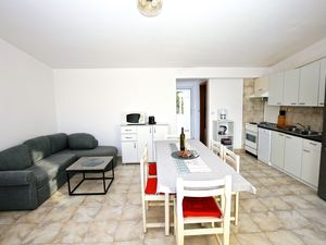 18698937-Ferienwohnung-8-Prigradica-300x225-3