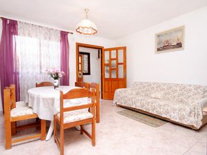 18693248-Ferienwohnung-4-Prigradica-300x225-1