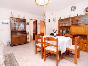 18693248-Ferienwohnung-4-Prigradica-300x225-3