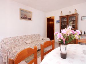 18693248-Ferienwohnung-4-Prigradica-300x225-4