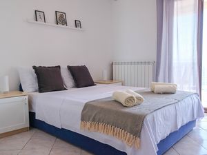 23568270-Ferienwohnung-2-Prigradica-300x225-2