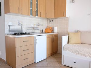 23568268-Ferienwohnung-4-Prigradica-300x225-5