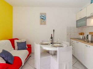 23921410-Ferienwohnung-4-Prigradica-300x225-3