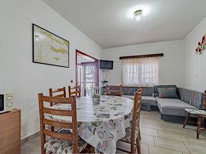 23926161-Ferienwohnung-8-Prigradica-300x225-4