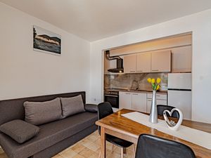 18698919-Ferienwohnung-4-Prigradica-300x225-3