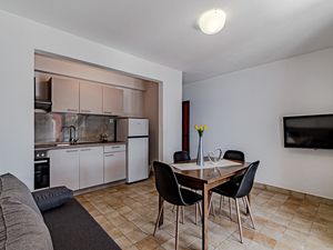 18698919-Ferienwohnung-4-Prigradica-300x225-4