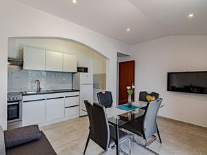 18693150-Ferienwohnung-4-Prigradica-300x225-4