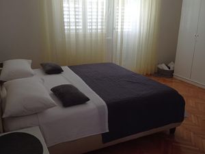 23330769-Ferienwohnung-6-Primošten-300x225-4