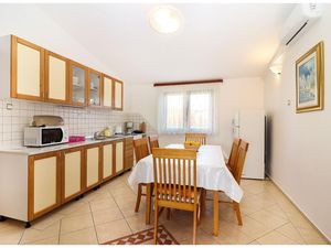 23330798-Ferienwohnung-5-Primošten-300x225-2