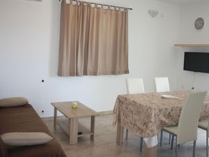 23330851-Ferienwohnung-6-Primošten-300x225-1