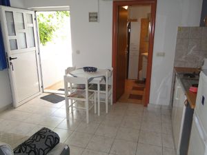 23330852-Ferienwohnung-3-Primošten-300x225-4