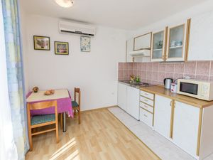 23943290-Ferienwohnung-2-Primošten-300x225-4