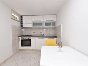 23943809-Ferienwohnung-2-Primošten-300x225-3