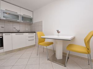 23943809-Ferienwohnung-2-Primošten-300x225-5