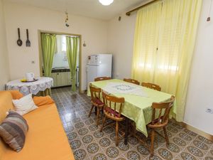 23943822-Ferienwohnung-6-Primošten-300x225-4