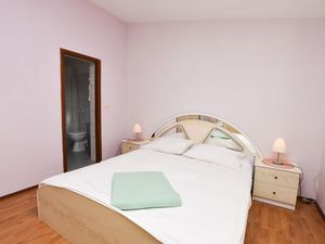 23946051-Ferienwohnung-6-Primošten-300x225-2