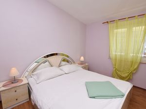 23946051-Ferienwohnung-6-Primošten-300x225-5