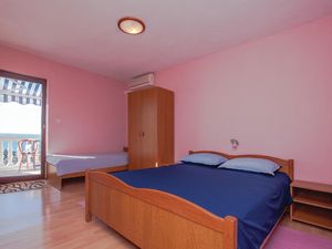 23732998-Ferienwohnung-3-Primošten-300x225-3