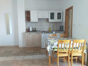 22074837-Ferienwohnung-3-Primošten-300x225-2