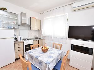 23943229-Ferienwohnung-3-Primošten-300x225-5