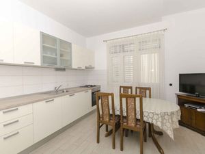 24053521-Ferienwohnung-4-Primošten-300x225-4