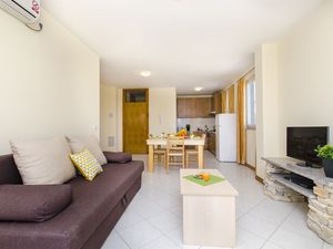 23940477-Ferienwohnung-4-Privlaka-300x225-3