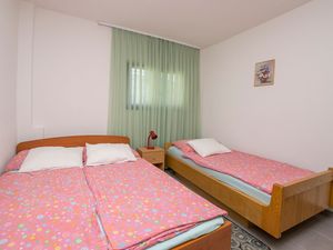 23944483-Ferienwohnung-2-Privlaka-300x225-4