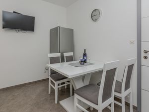 24005057-Ferienwohnung-4-Privlaka-300x225-2