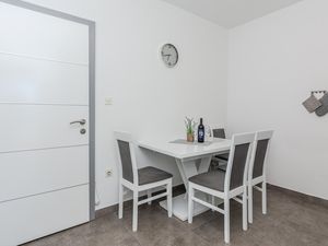 24005056-Ferienwohnung-4-Privlaka-300x225-4